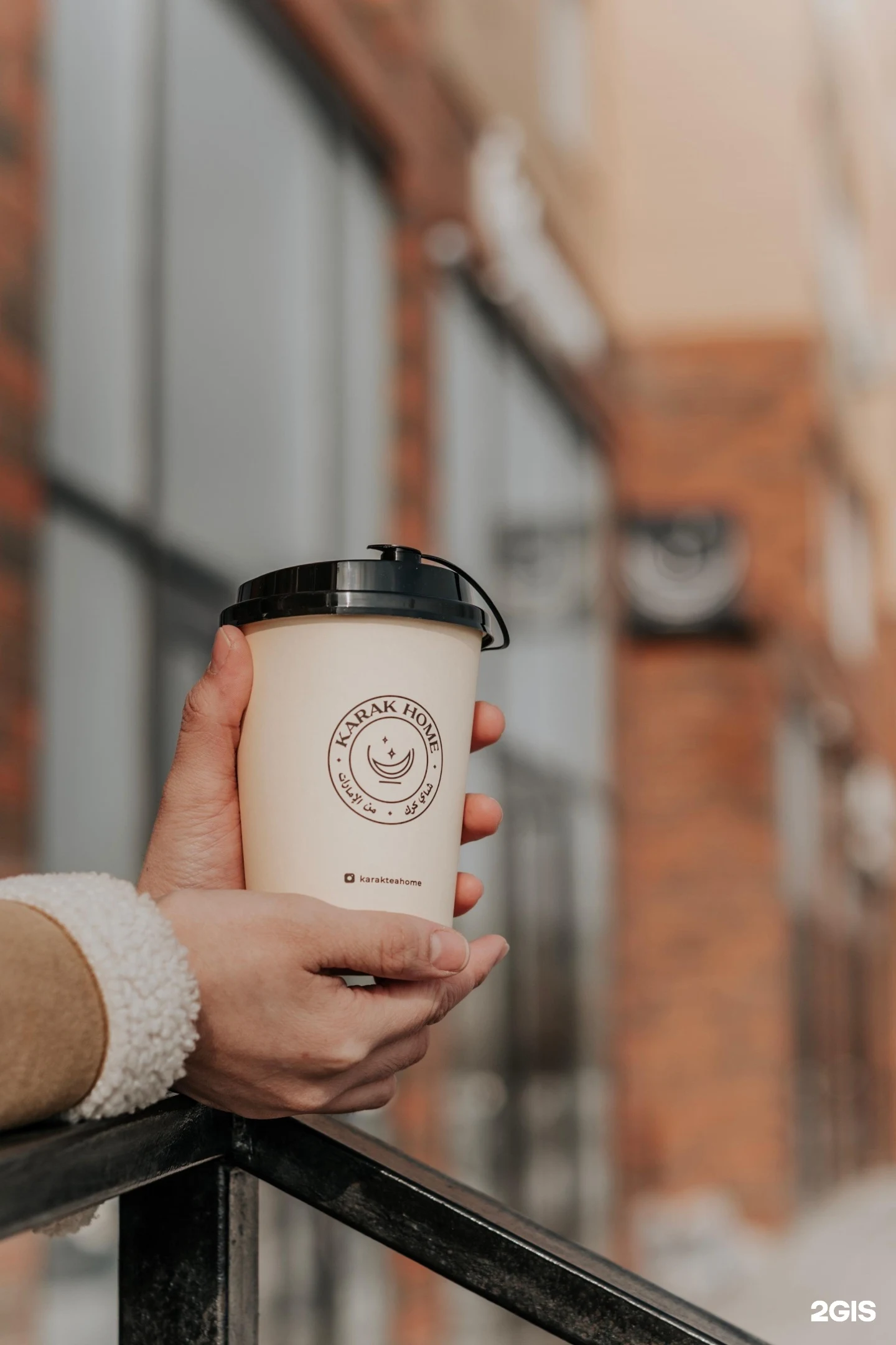 Фирменный стакан Karak Home в руках гостя